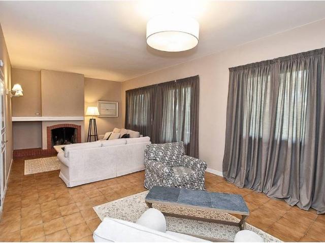 Villa Indipendente in vendita a Vittoria Apuana, Forte Dei Marmi