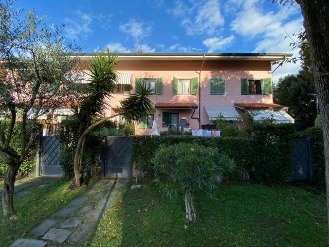 Villa Schiera in vendita a Vittoria Apuana, Forte Dei Marmi