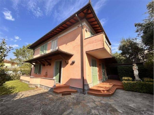 Villa Indipendente in vendita a Roma Imperiale, Forte Dei Marmi