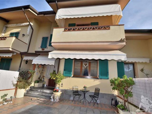 Villa Indipendente in vendita a Vittoria Apuana, Forte Dei Marmi