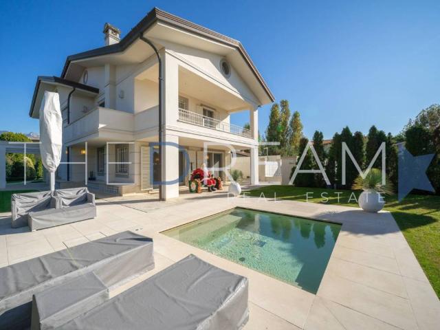 Villa Indipendente in vendita a Vittoria Apuana, Forte Dei Marmi