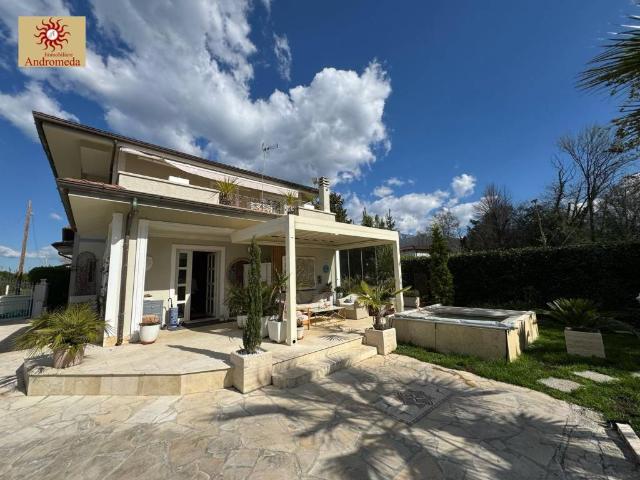 Villa Indipendente in vendita a Vittoria Apuana, Forte Dei Marmi
