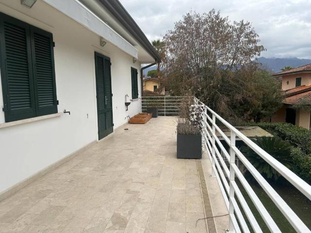 Villa Indipendente in vendita a Roma Imperiale, Forte Dei Marmi