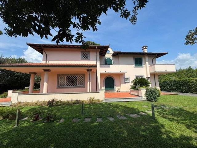 Villa Indipendente in vendita a Vittoria Apuana, Forte Dei Marmi