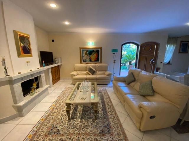 Villa Indipendente in vendita a Roma Imperiale, Forte Dei Marmi
