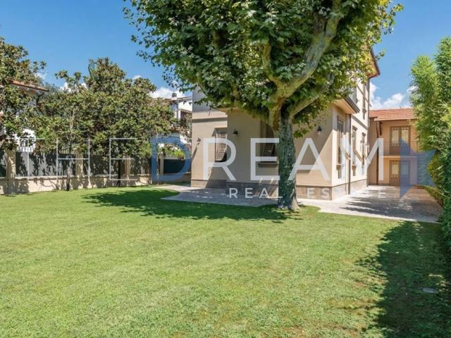 Villa Indipendente in vendita a Roma Imperiale, Forte dei Marmi