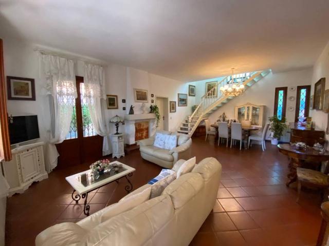 Villa Indipendente in vendita a Roma Imperiale, Forte Dei Marmi