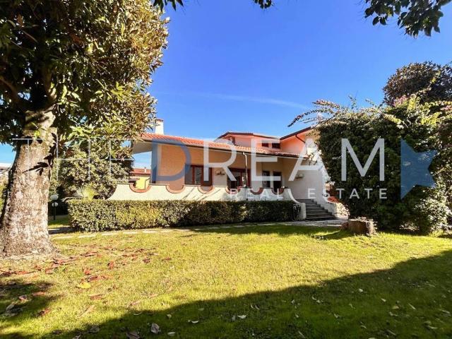 Villa Indipendente in vendita a Roma Imperiale, Forte Dei Marmi