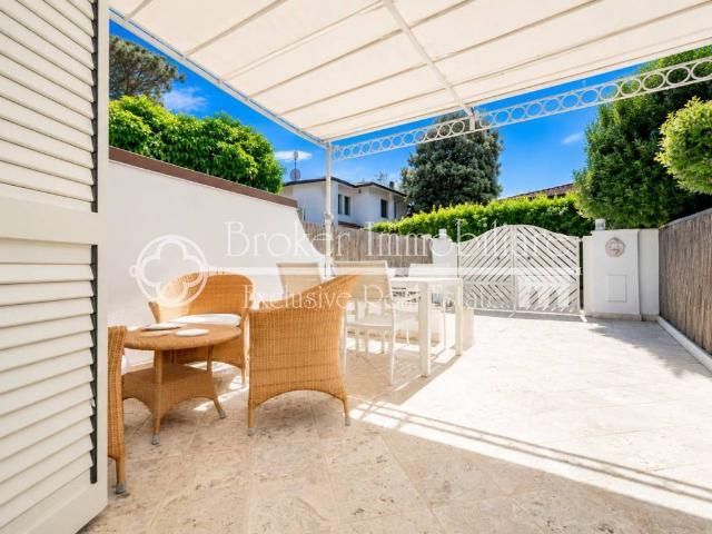 Villa Indipendente in vendita a Vittoria Apuana, Forte Dei Marmi