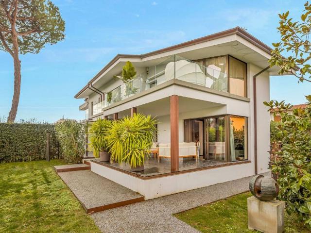 Villa Indipendente in vendita a Vittoria Apuana, Forte Dei Marmi