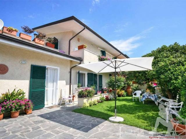 Villa Indipendente in vendita a Roma Imperiale, Forte Dei Marmi
