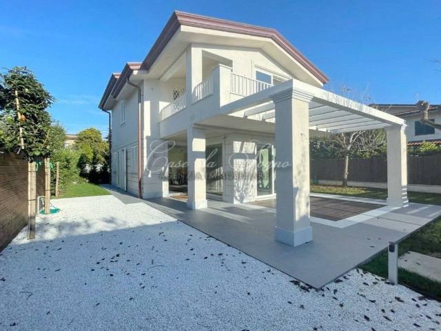 Villa Indipendente in vendita a Vittoria Apuana, Forte Dei Marmi