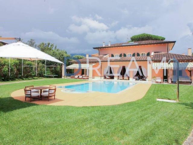Villa Indipendente in vendita a Vittoria Apuana, Forte Dei Marmi