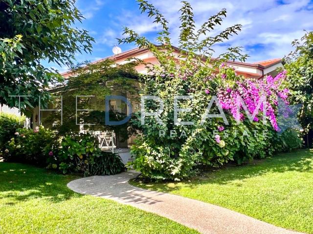 Villa Indipendente in vendita a Vittoria Apuana, Forte Dei Marmi