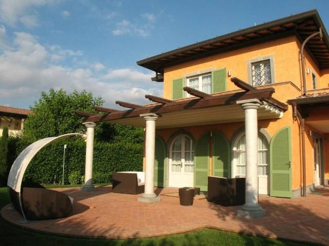 Villa Indipendente in vendita a Vittoria Apuana, Forte Dei Marmi