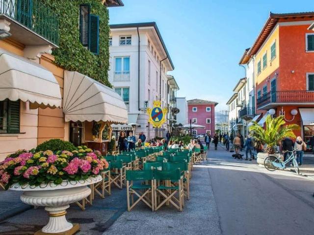 Villa Indipendente in vendita a Roma Imperiale, Forte Dei Marmi