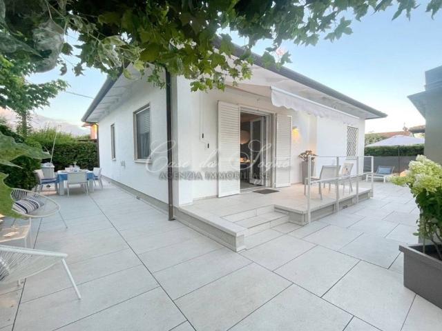 Villa Indipendente in vendita a Vittoria Apuana, Forte Dei Marmi