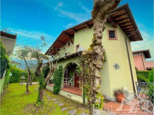 Villa Indipendente in vendita a Roma Imperiale, Forte Dei Marmi