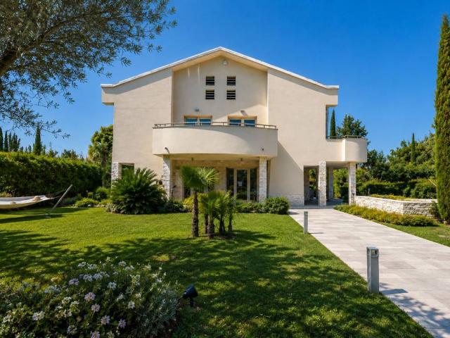 Villa Indipendente in vendita a Vittoria Apuana, Forte Dei Marmi