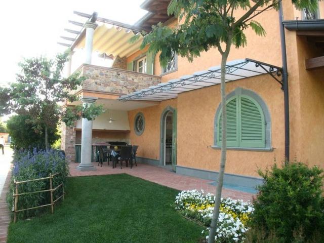 Villa Indipendente in vendita a Vittoria Apuana, Forte Dei Marmi