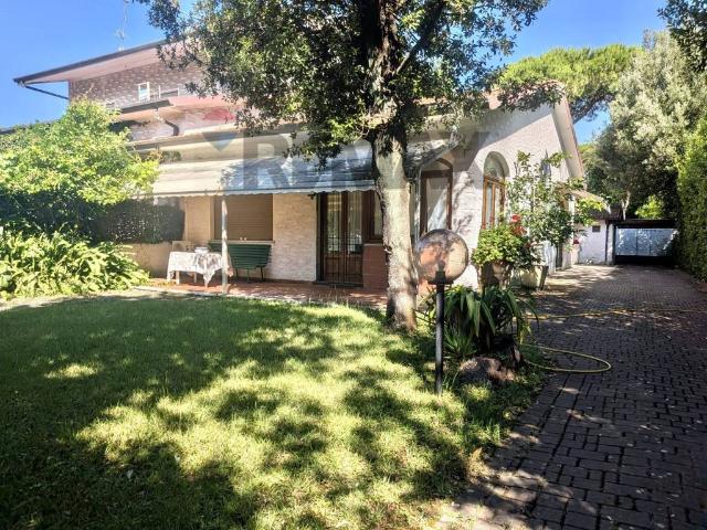Villa Indipendente in vendita a Vittoria Apuana, Forte Dei Marmi