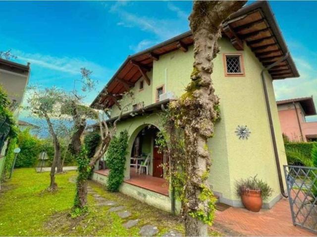 Villa Indipendente in vendita a Roma Imperiale, Forte Dei Marmi