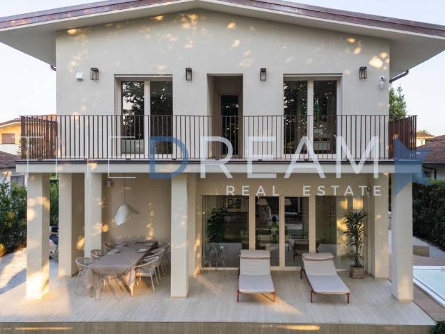 Villa Indipendente in vendita a Roma Imperiale, Forte Dei Marmi