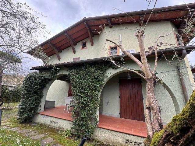 Villa Indipendente in vendita a Roma Imperiale, Forte Dei Marmi