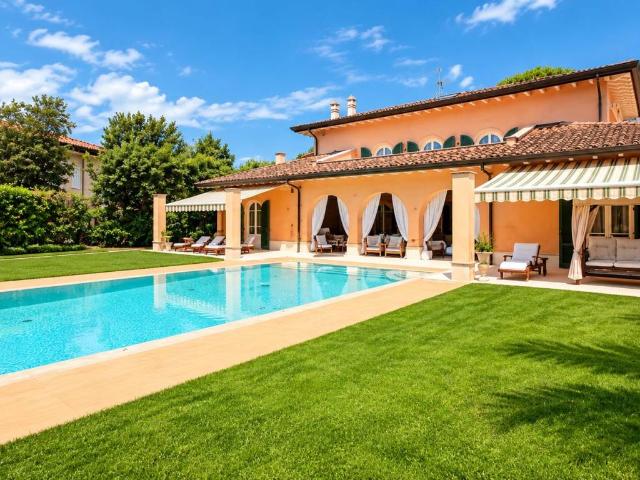 Villa Indipendente in vendita a Vittoria Apuana, Forte Dei Marmi