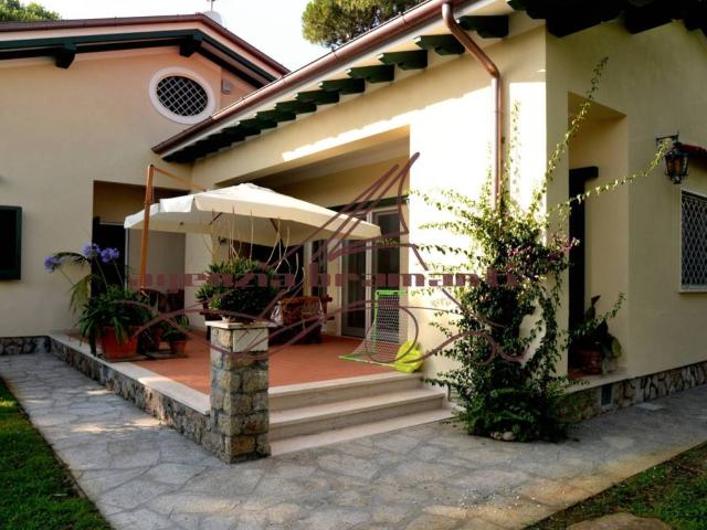 Villa Indipendente in vendita a Roma Imperiale, Forte Dei Marmi