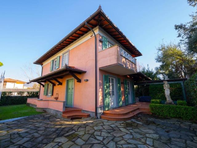Villa Indipendente in vendita a Roma Imperiale, Forte Dei Marmi