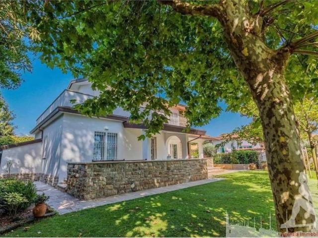 Villa Indipendente in vendita a Vittoria Apuana, Forte Dei Marmi