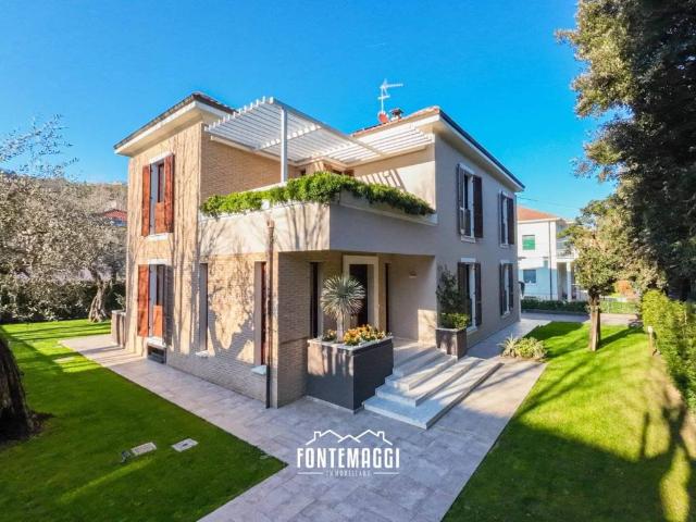 Villa Indipendente in vendita a Centro Storico, Marche