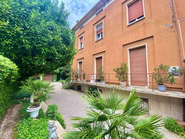 Villa Indipendente in vendita a Centro Storico, Marche