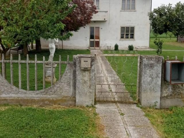 Villa Indipendente in vendita a Frassinelle Polesine, Veneto
