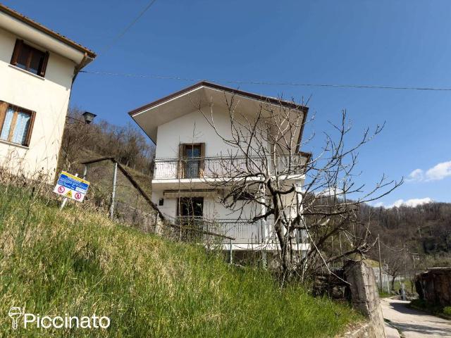 Villa Indipendente in vendita a Frisanco, Friuli-Venezia Giulia