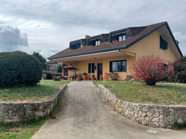 Villa Indipendente in vendita a Frosinone, Lazio