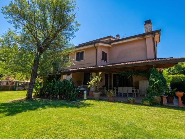Villa Indipendente in vendita a Frosinone, Lazio