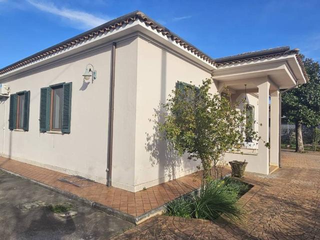 Villa Indipendente in vendita a Frosinone, Lazio