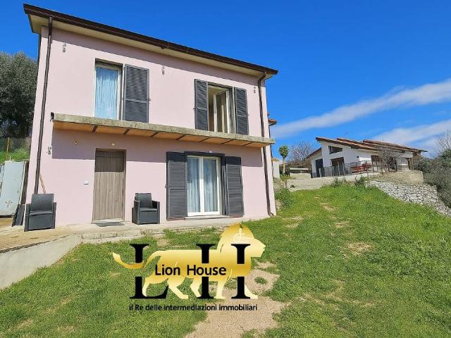 Villa Indipendente in vendita a Frosinone, Lazio