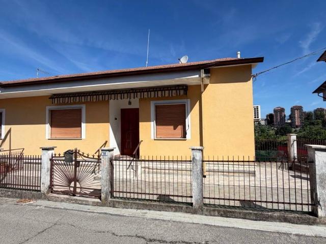 Villa Indipendente in vendita a Frosinone, Lazio
