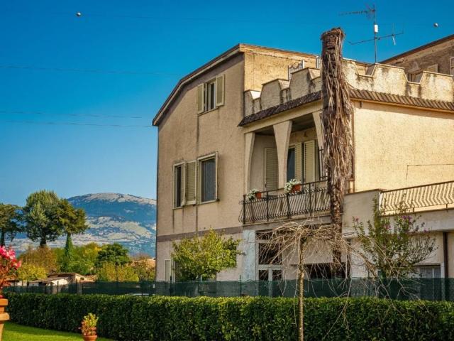 Villa Indipendente in vendita a Frosinone, Lazio