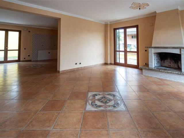 Villa Indipendente in vendita a Frosinone, Lazio