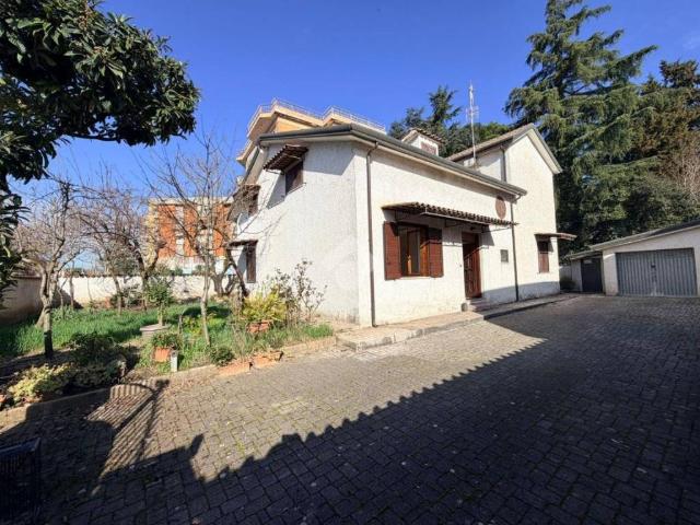 Villa Indipendente in vendita a Frosinone, Lazio