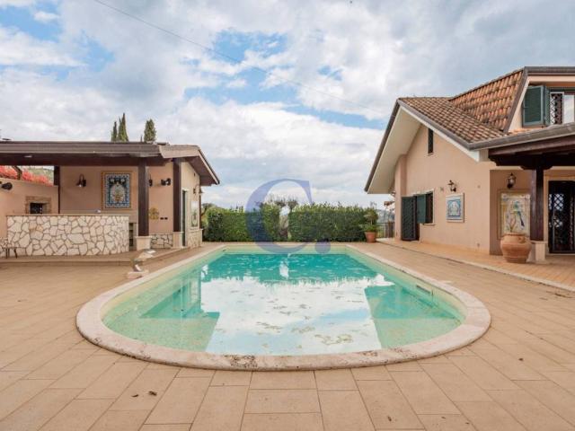 Villa Indipendente in vendita a Frosinone, Lazio