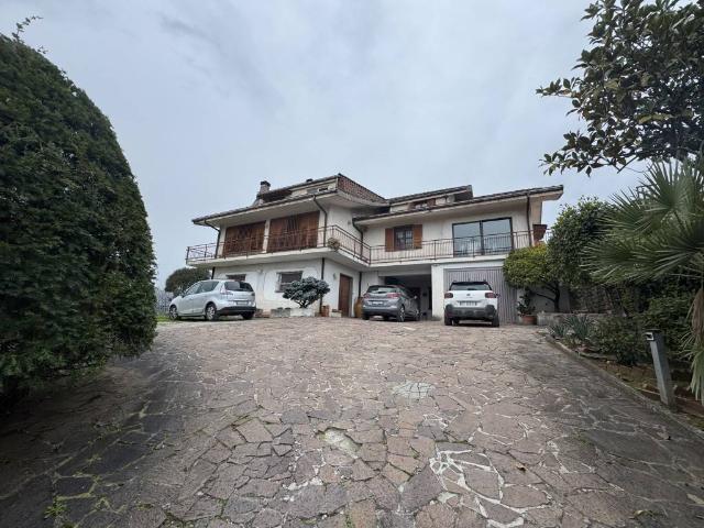 Villa Indipendente in vendita a Frosinone, Lazio
