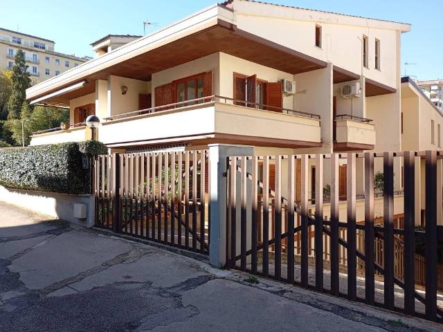 Villa Indipendente in vendita a Centro Storico, Frosinone