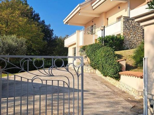 Villa Indipendente in vendita a Frosinone, Lazio