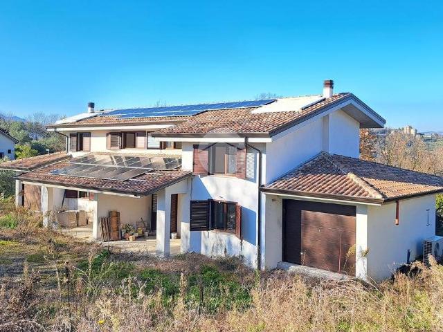 Villa Indipendente in vendita a Frosinone, Lazio
