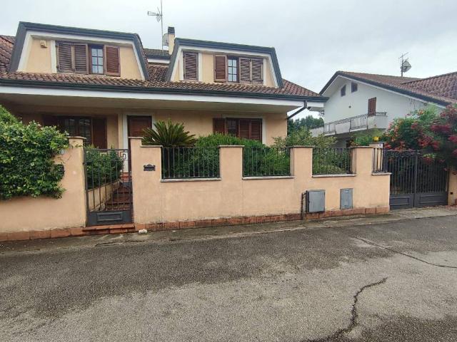 Villa Indipendente in vendita a Frosinone, Lazio